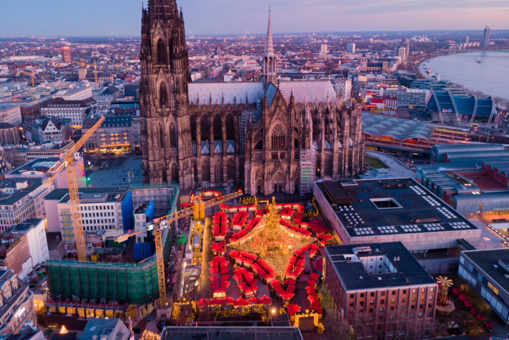 Kölner Dom mit Blick auf den Weihnachtsmarkt in Köln