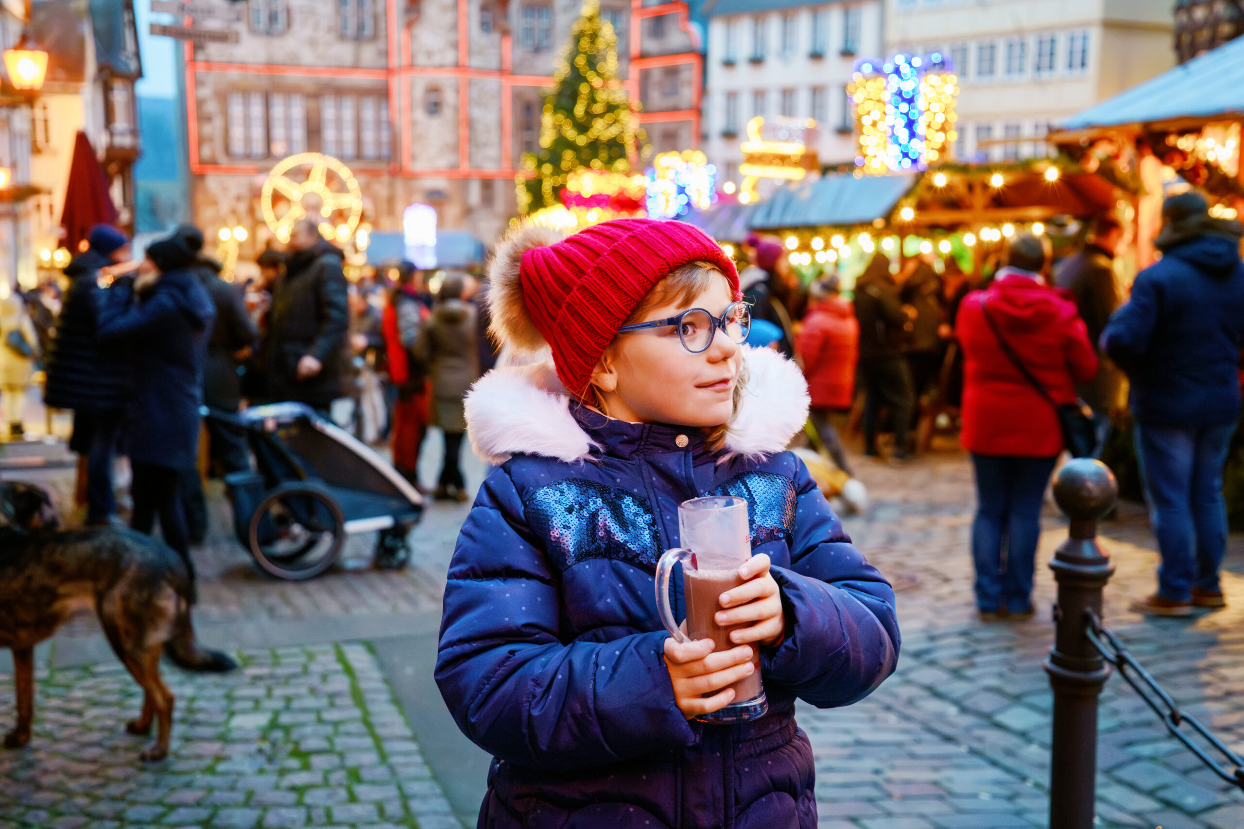 Kind auf dem Weihnachtsmarkt am Rudolfplatz in Köln
