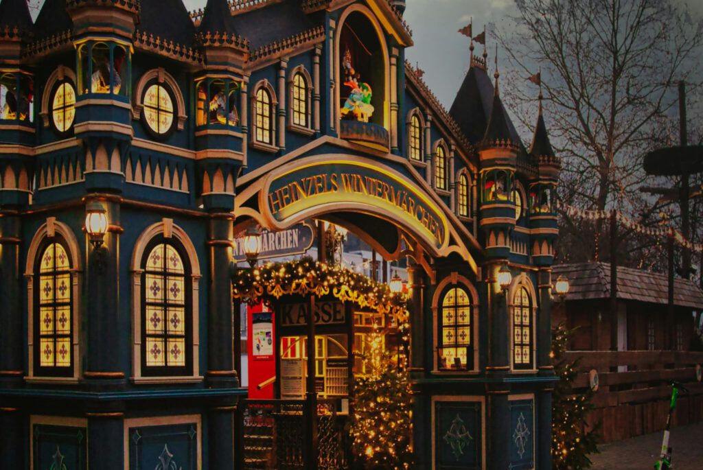 Eingang zum Heinzelmännchenmarkt am Neumarkt in Köln 2025