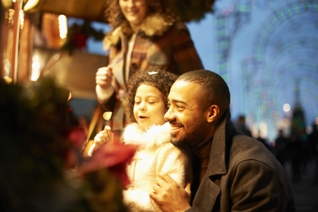 Vater mit Tochter auf dem Weihnachtsmarkt am Chlodwigplatz in Köln