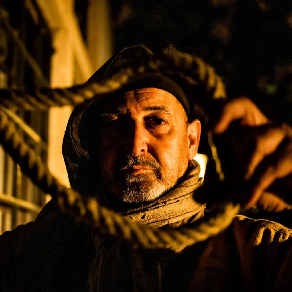 Scharfrichter hält ein mittelalterliches Seil während einer Henker-Tour in Köln