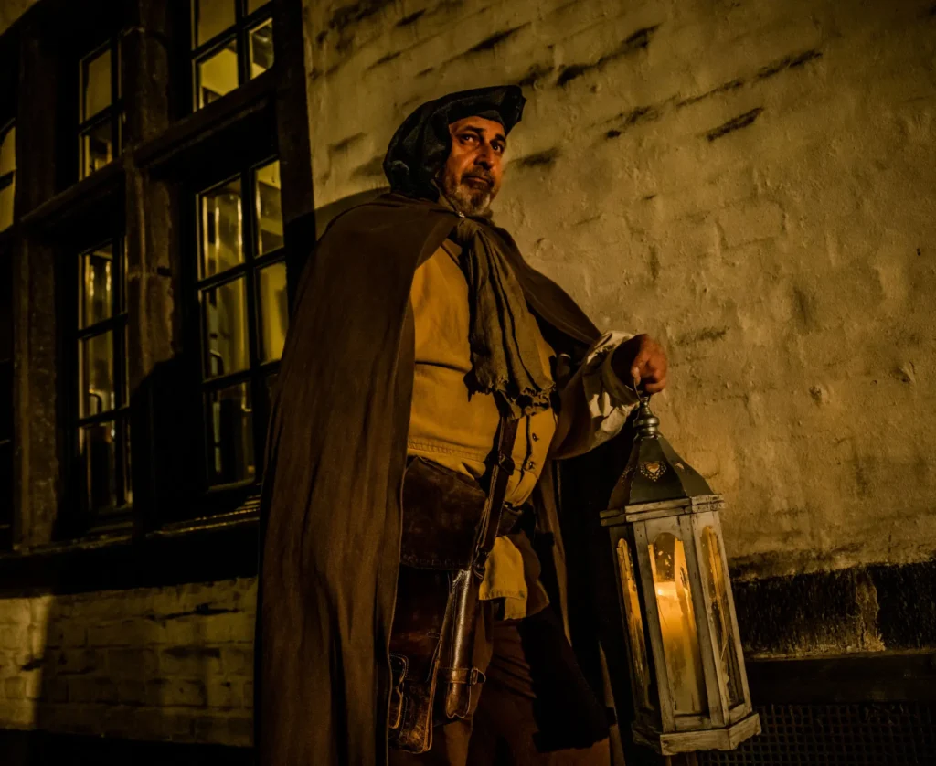 Nachtwächter mit Laterne führt eine historische Nachtwächtertour durch Köln